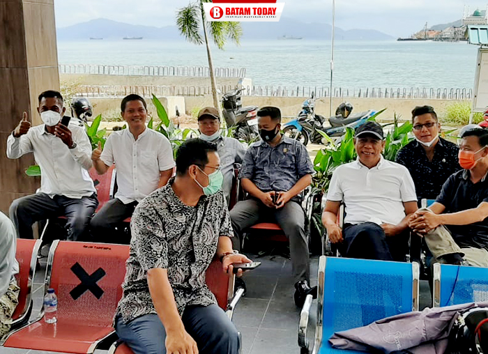 Wakil Ketua I dan Anggota DPRD Anambas saat antri untuk menerima vaksin dari petugas Dinkes Anambas